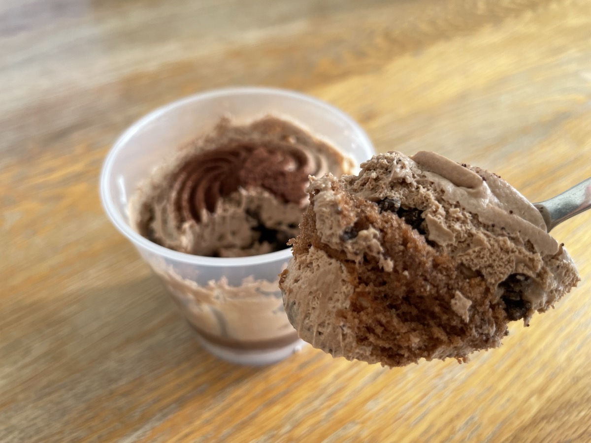 植物生まれのチョコケーキ スプーンですくった断面