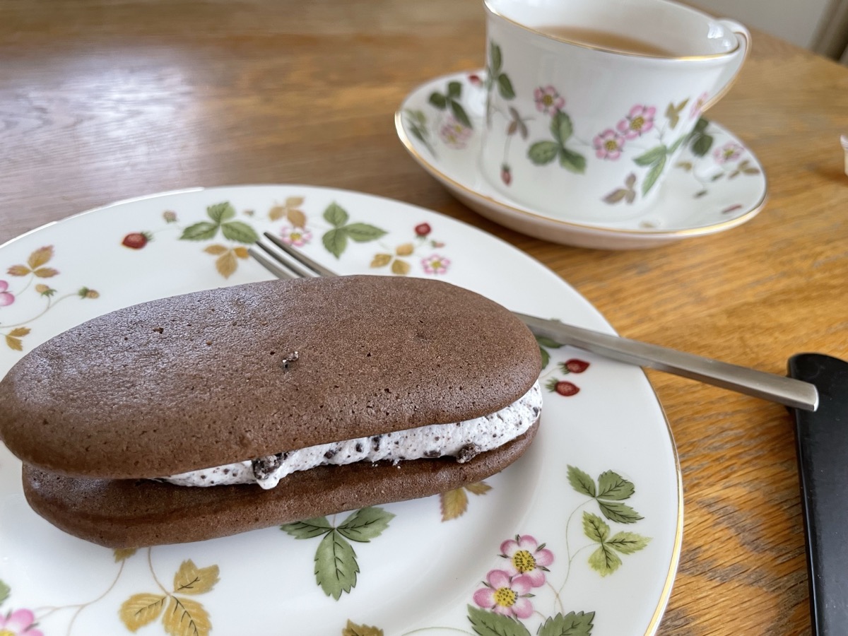 植物生まれのクリームサンド クッキー＆クリーム 袋から出した